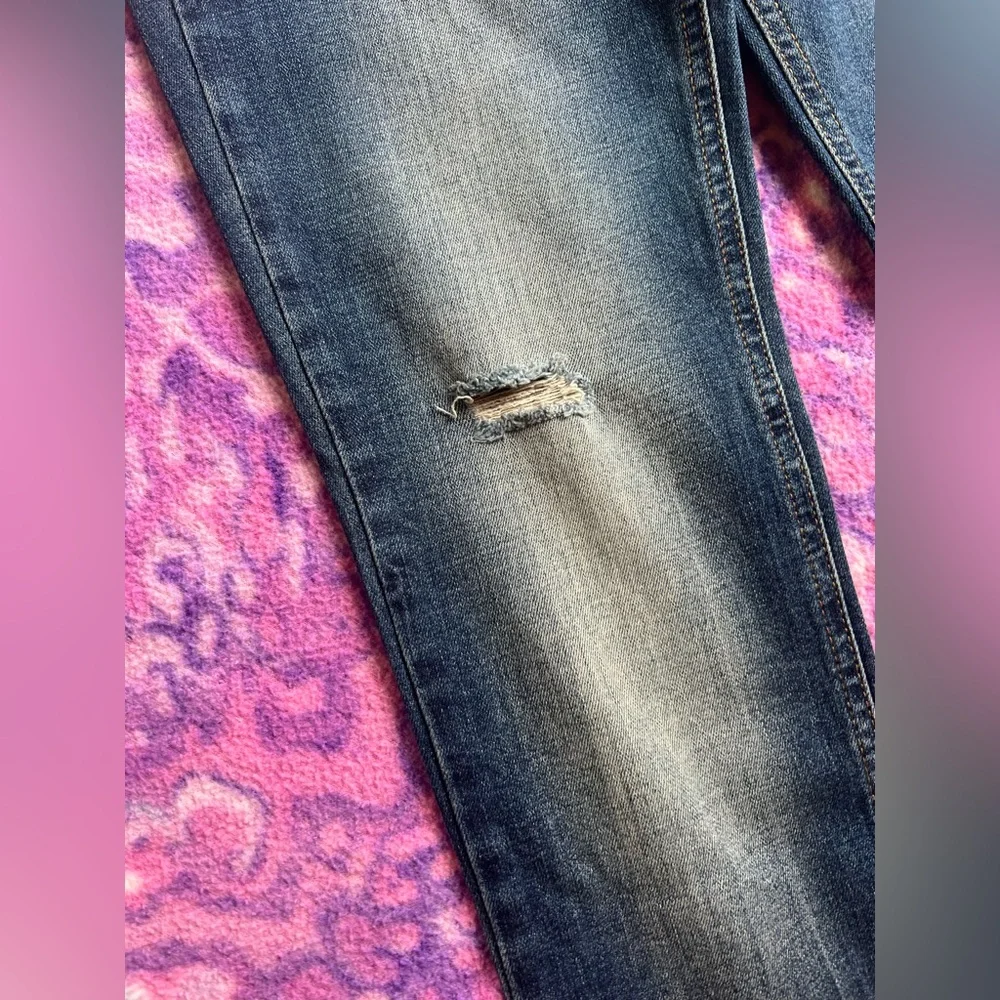 NWT- Calvin Klein Jeans- Mid Rise Skinny Distressed Jeans- 28x30 - Picture 6 of 8